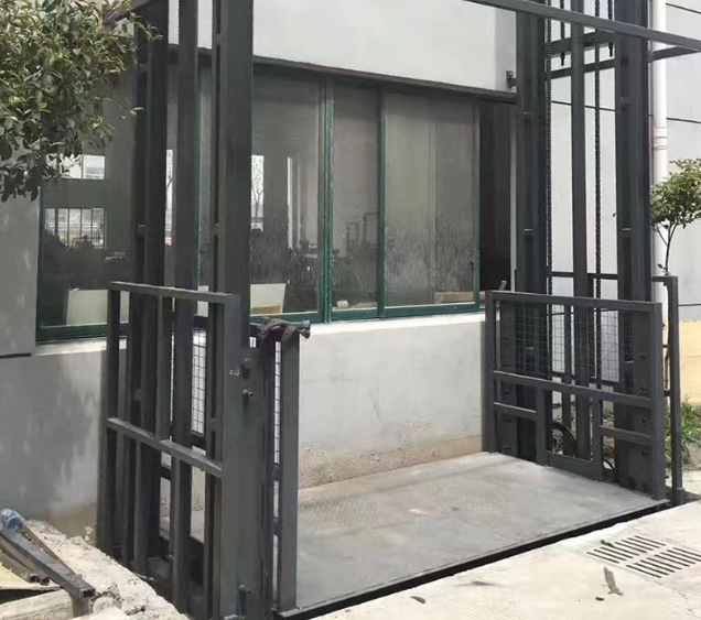 上高导轨式施工升降机助力民生工程提速增效