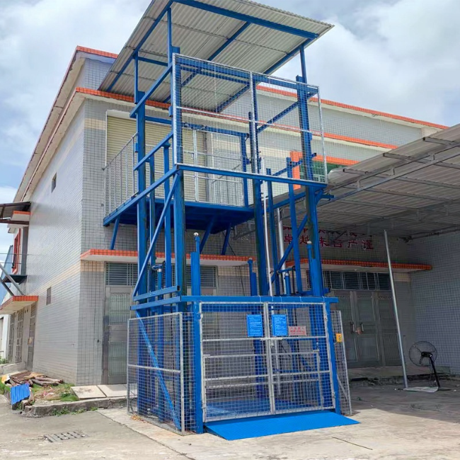 上高建材厂室外升降货梯安装